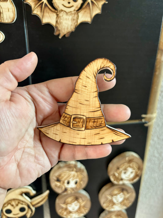 MAGNET EN BOIS CHAPEAU DE SORCIÈRE