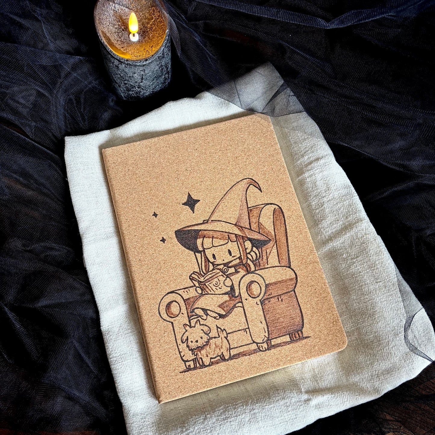 CARNET EN LIEGE SORCIERE FAUTEUIL (Grand format 18x25cm)