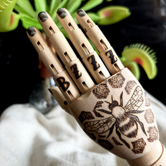 MAIN ARTICULÉE "BZZZ"