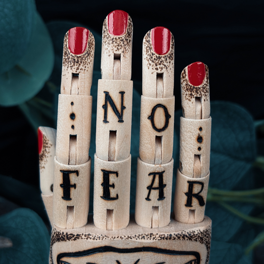 MAIN ARTICULÉE "NO FEAR"