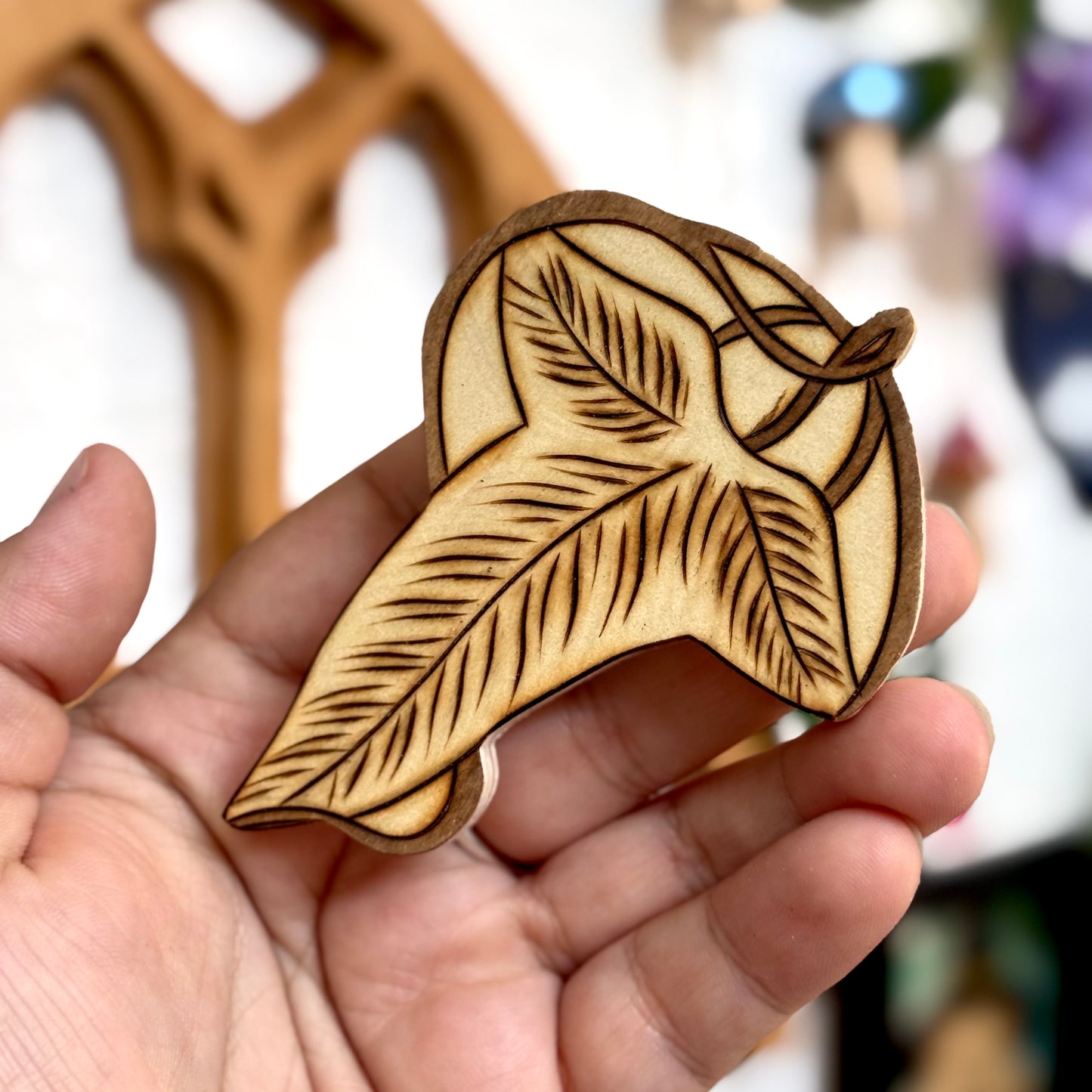MAGNET EN BOIS FEUILLE DE LORIEN