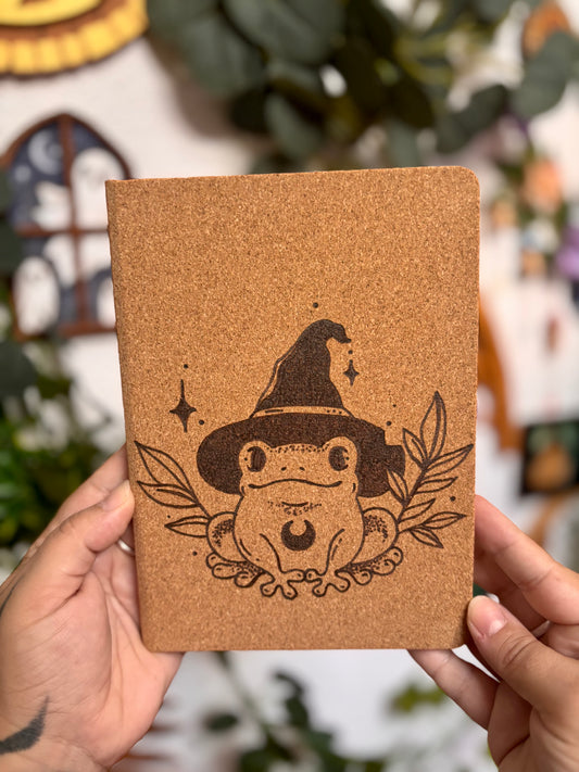 CARNET EN LIEGE GRENOUILLE MAGICIENNE (Format moyen 13x18cm)
