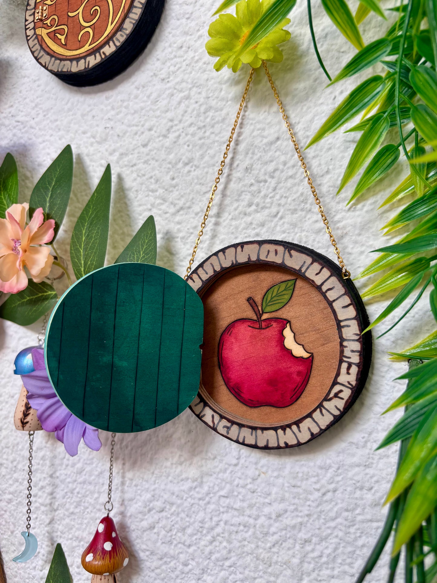 POMME CROQUÉE - Petite porte de hobbit