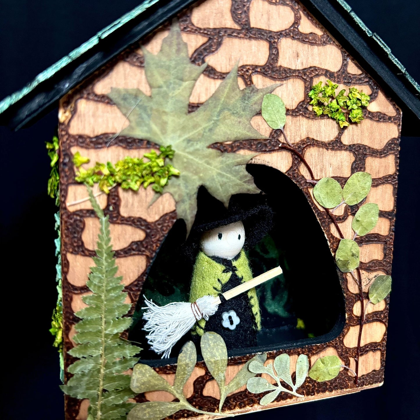 CABANE DE SORCIÈRE - Dans les bois