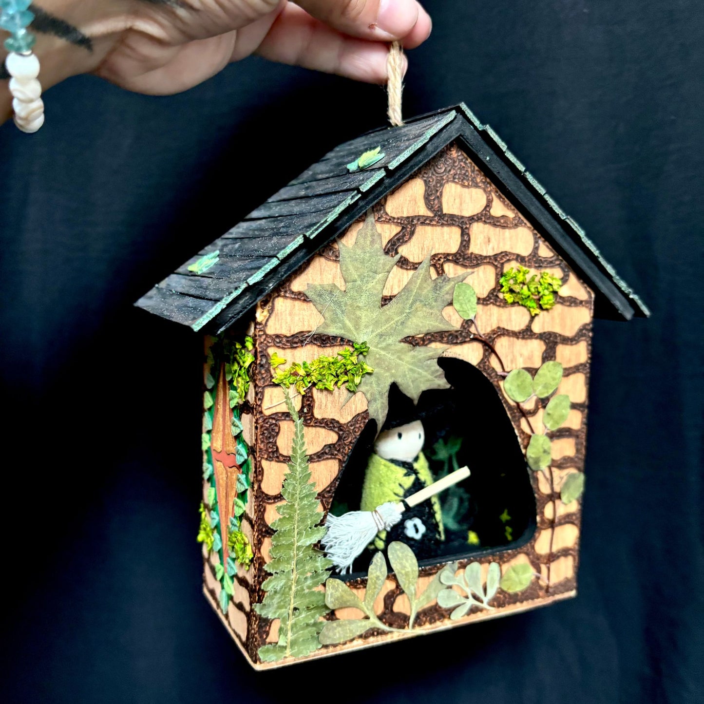 CABANE DE SORCIÈRE - Dans les bois